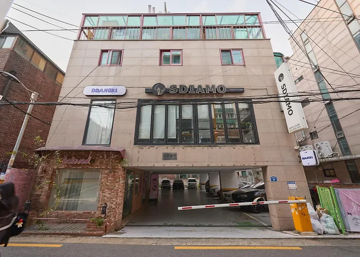 서울 홍대 아지트게스트하우스 홍대입구역 7번출구 넓은공간 사랑스런집 Villa Séoul