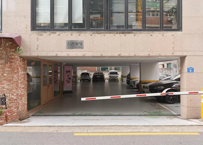 서울 홍대 아지트게스트하우스 홍대입구역 7번출구 넓은공간 사랑스런집 Villa *